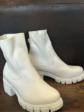 White Chunky Lug Sole Chelsea Ankle Boots Size 6.5 🤍